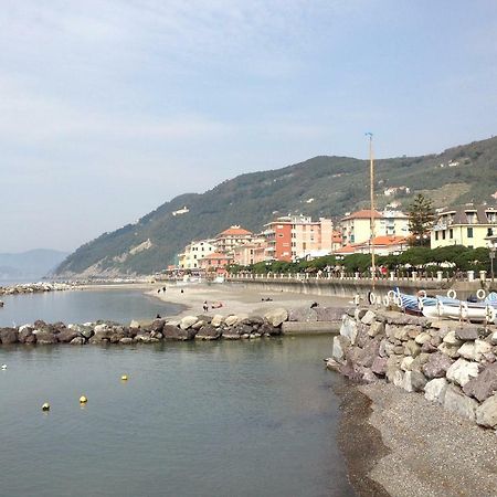 Il Nido Della Rondine Bed & Breakfast Leivi Exterior photo