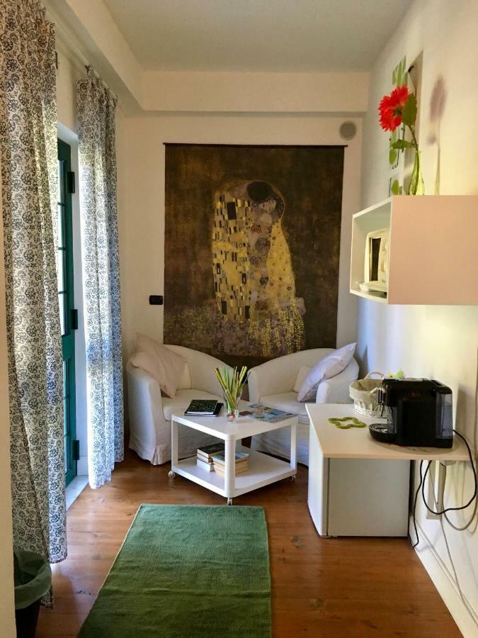Il Nido Della Rondine Bed & Breakfast Leivi Exterior photo
